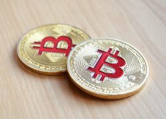 Bitcoin se nad 28 000 USD neudržel